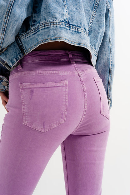Vaqueros pitillo color lila desgastados con bajo sin rematar
