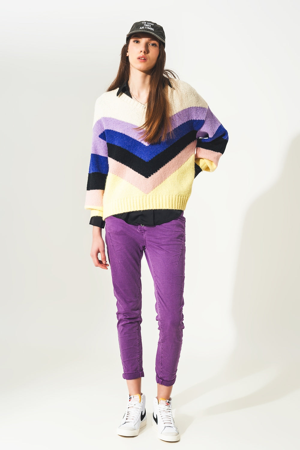 Vaqueros pitillo color morado con botones a la vista
