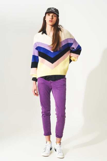 Vaqueros pitillo color morado con botones a la vista