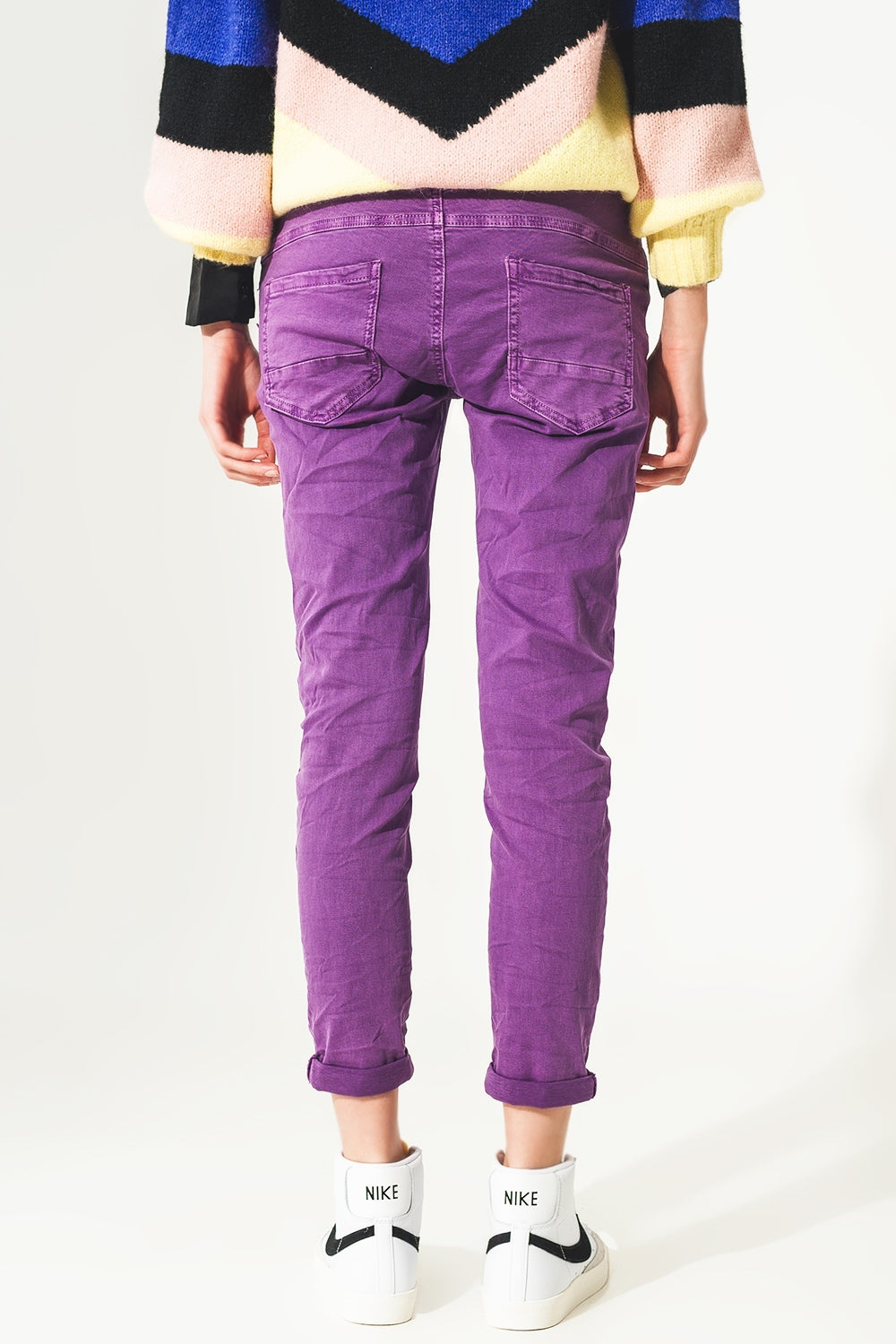 Vaqueros pitillo color morado con botones a la vista