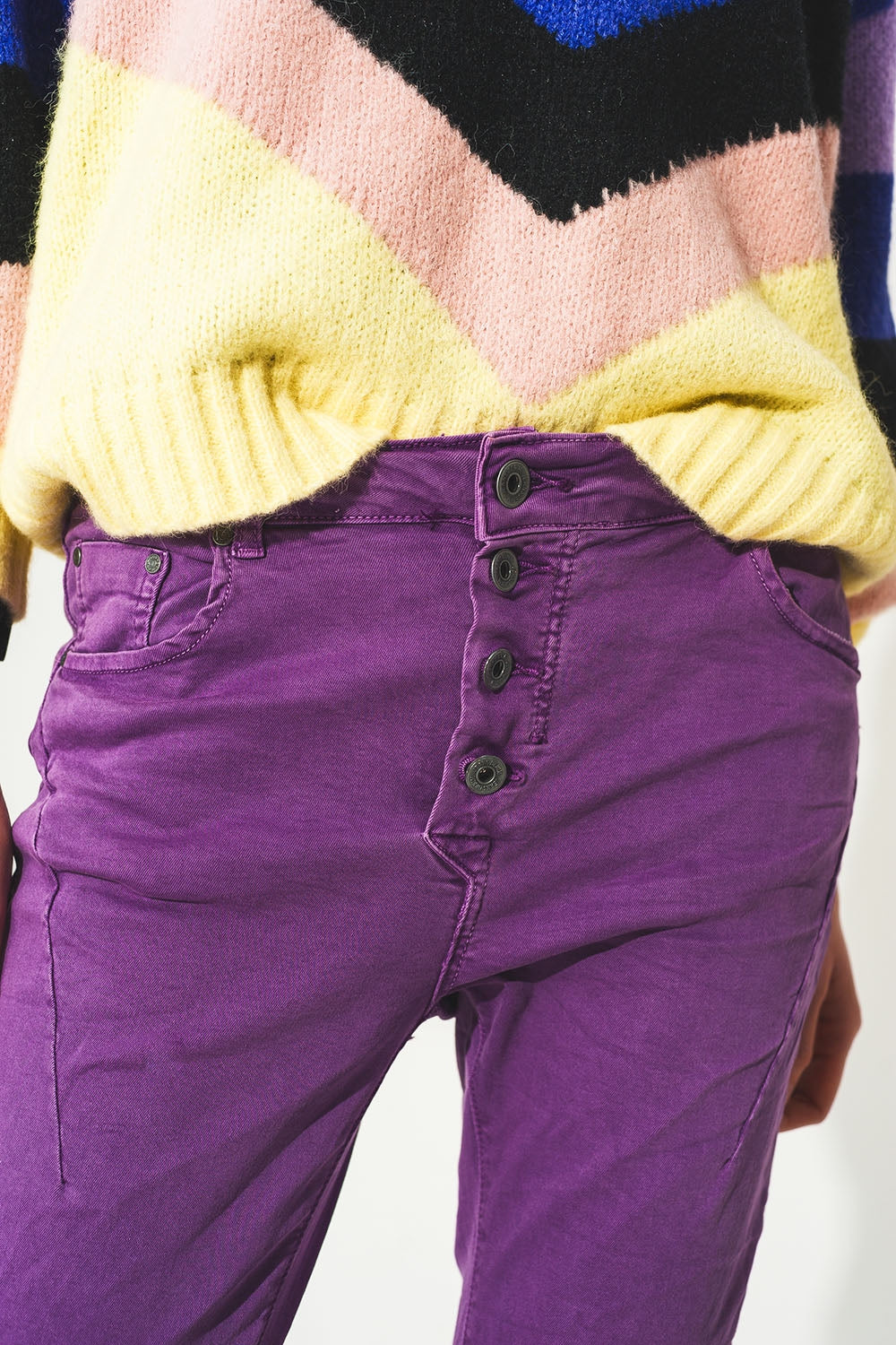 Vaqueros pitillo color morado con botones a la vista