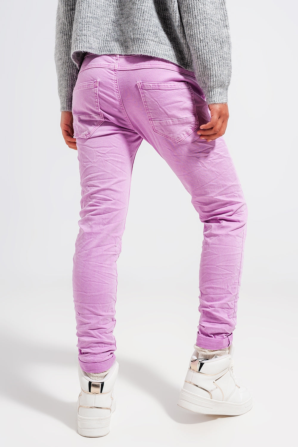 Vaqueros pitillo color rosa con botones a la vista