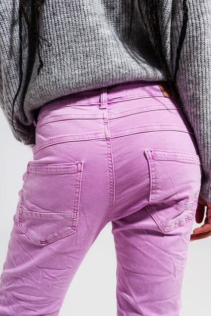 Vaqueros pitillo color rosa con botones a la vista