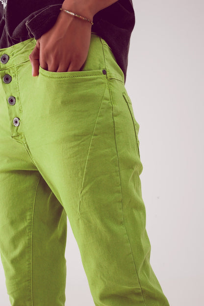 Vaqueros pitillo color verde con botones a la vista