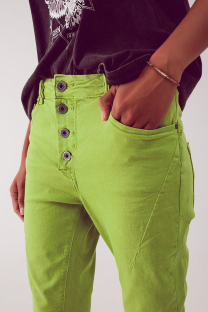 Vaqueros pitillo color verde con botones a la vista