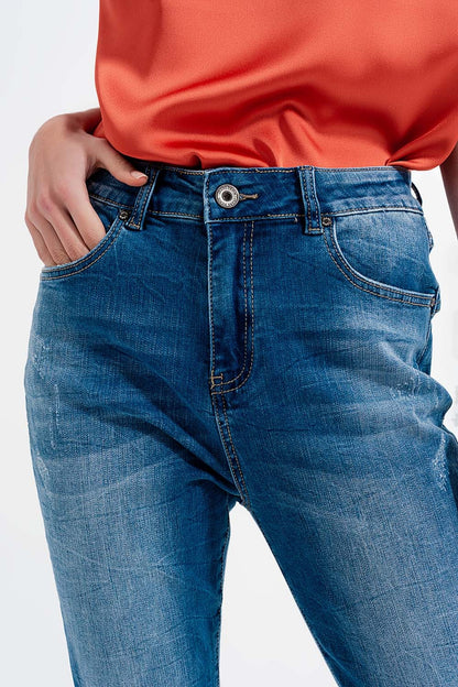 Vaqueros pitillo con lavado azul y rotos