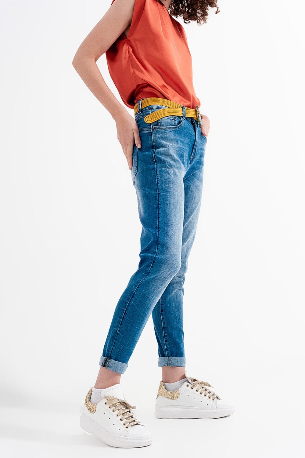 Vaqueros pitillo con lavado azul y rotos