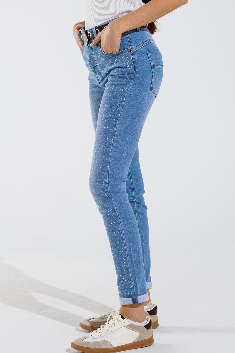 Vaqueros pitillo en azul lavado con strass en toda la parte delantera