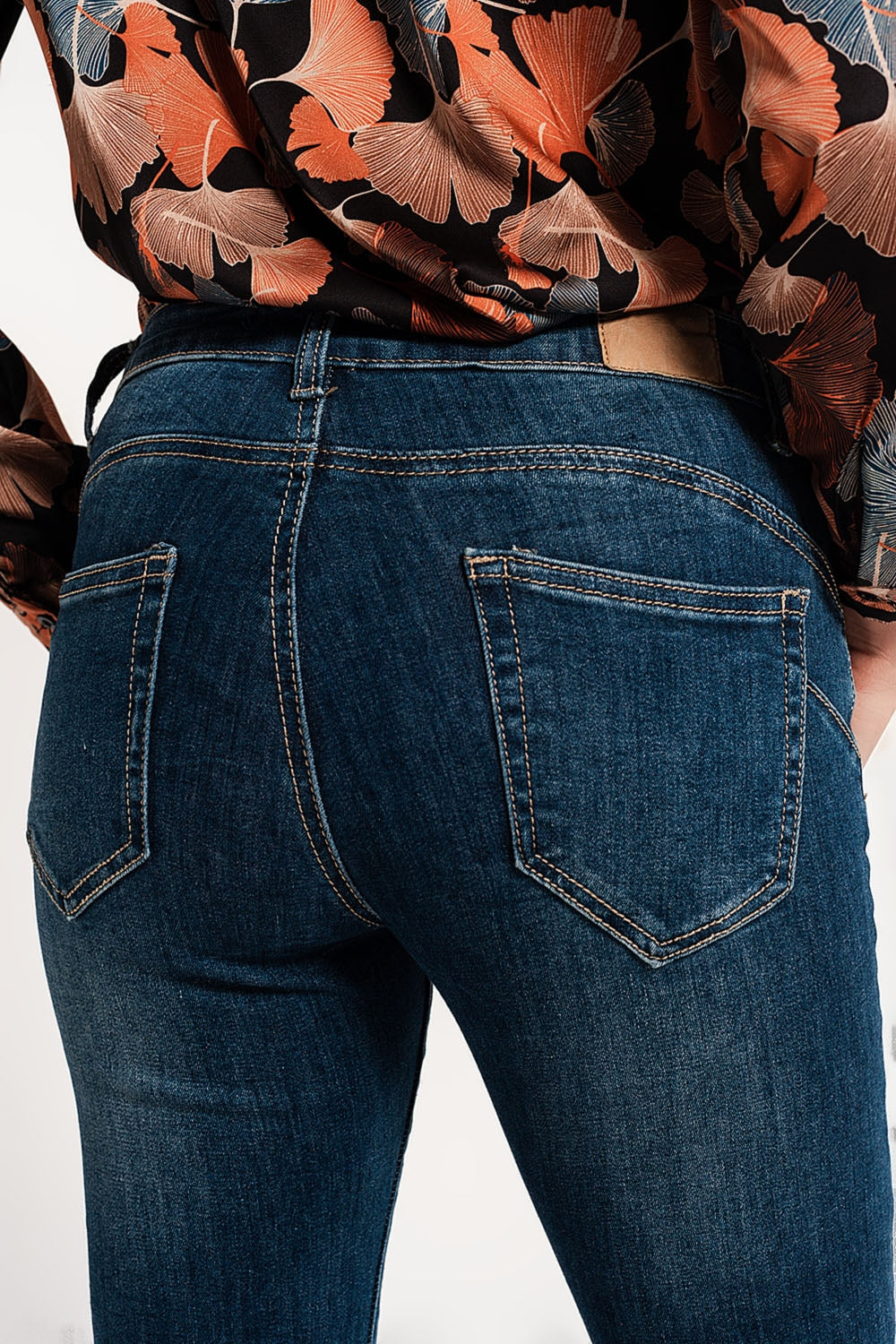 Vaqueros push up azul medio lavados elásticos de corte pitillo