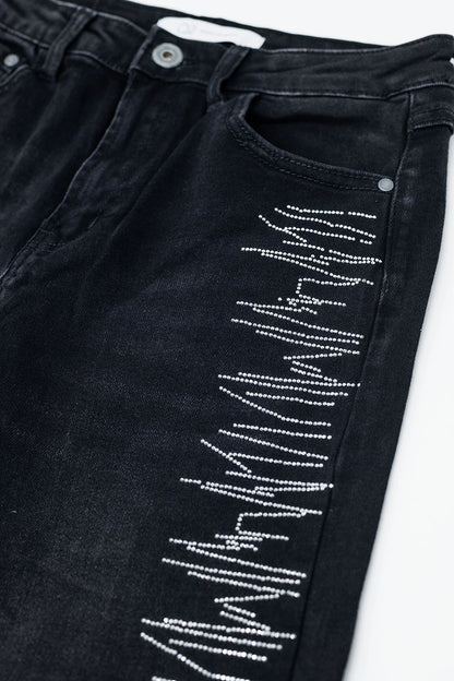 Vaqueros rectos en negro con detalles de strass plateados