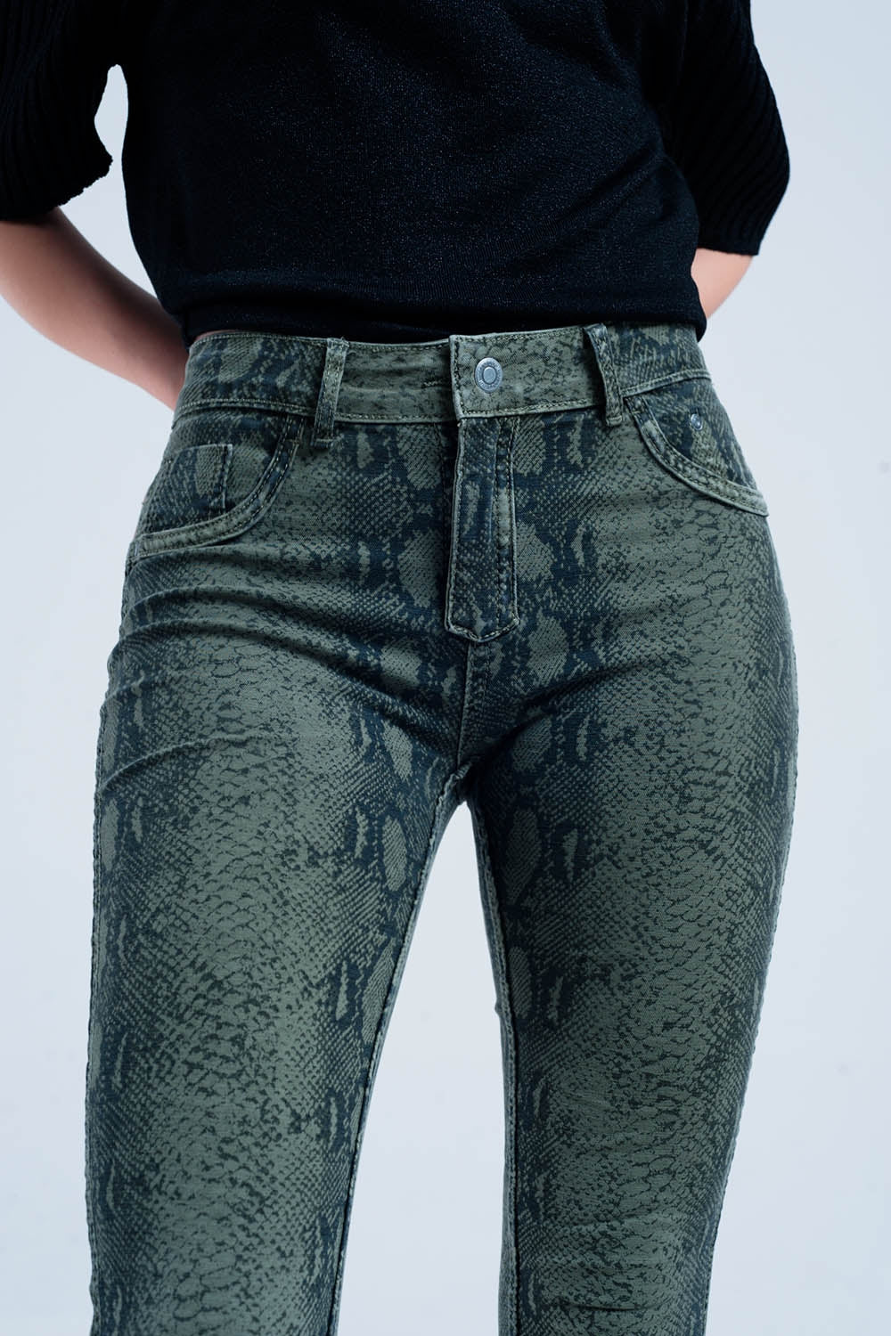 Vaqueros reversibles verdes con estampado de serpiente