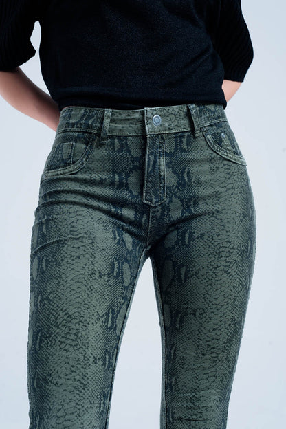 Vaqueros reversibles verdes con estampado de serpiente