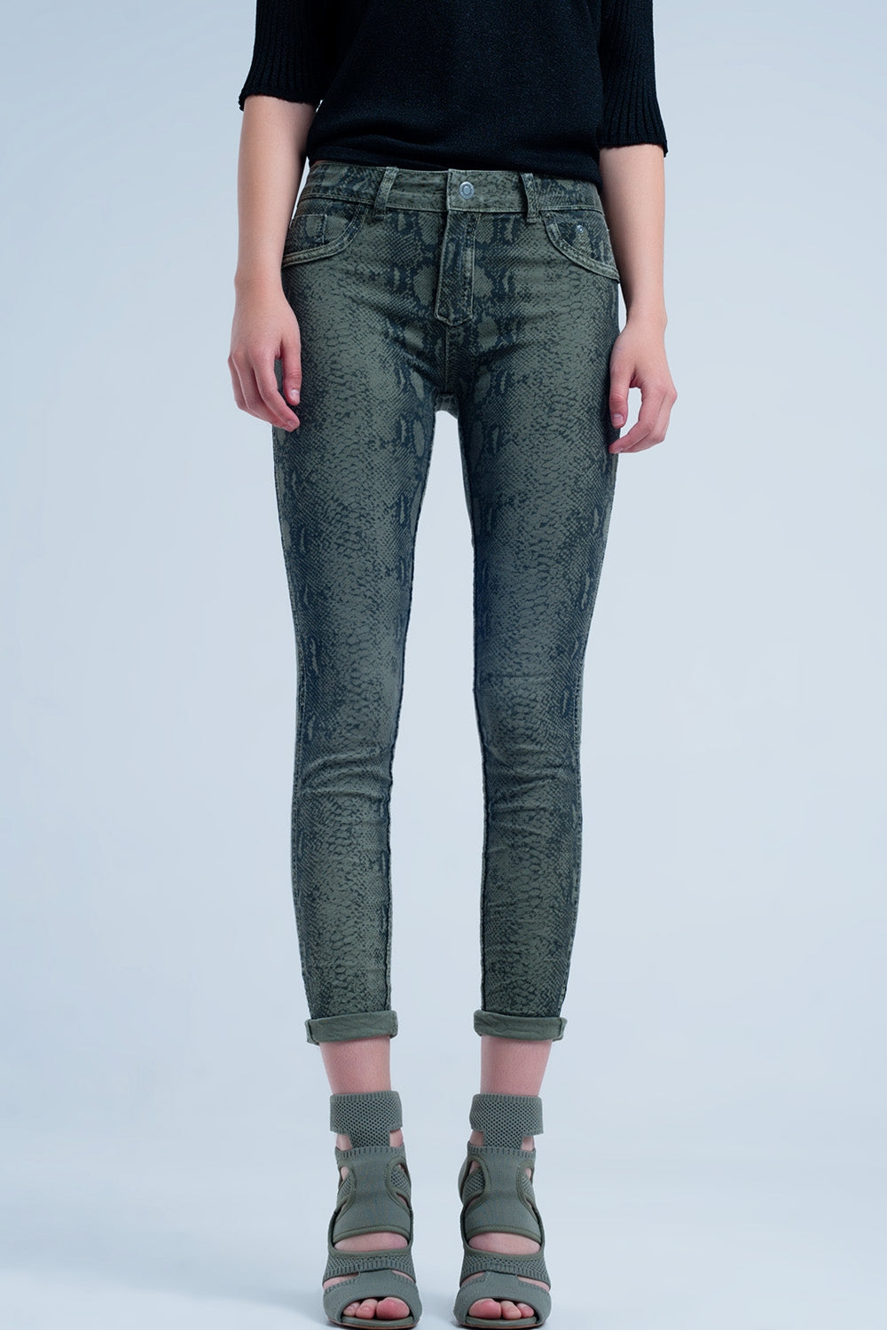 Vaqueros reversibles verdes con estampado de serpiente