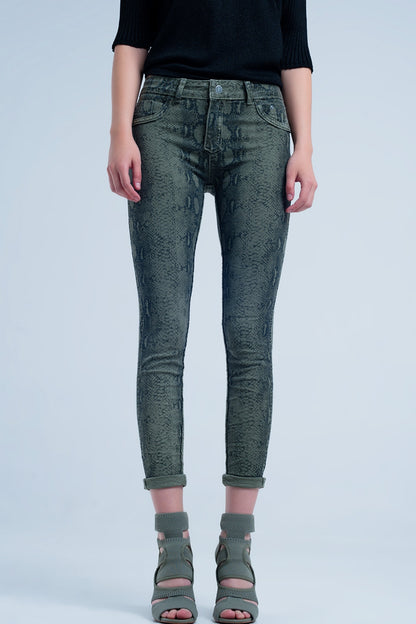 Vaqueros reversibles verdes con estampado de serpiente