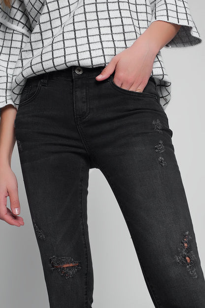 Vaqueros rotos muy ajustados en negro descolorido