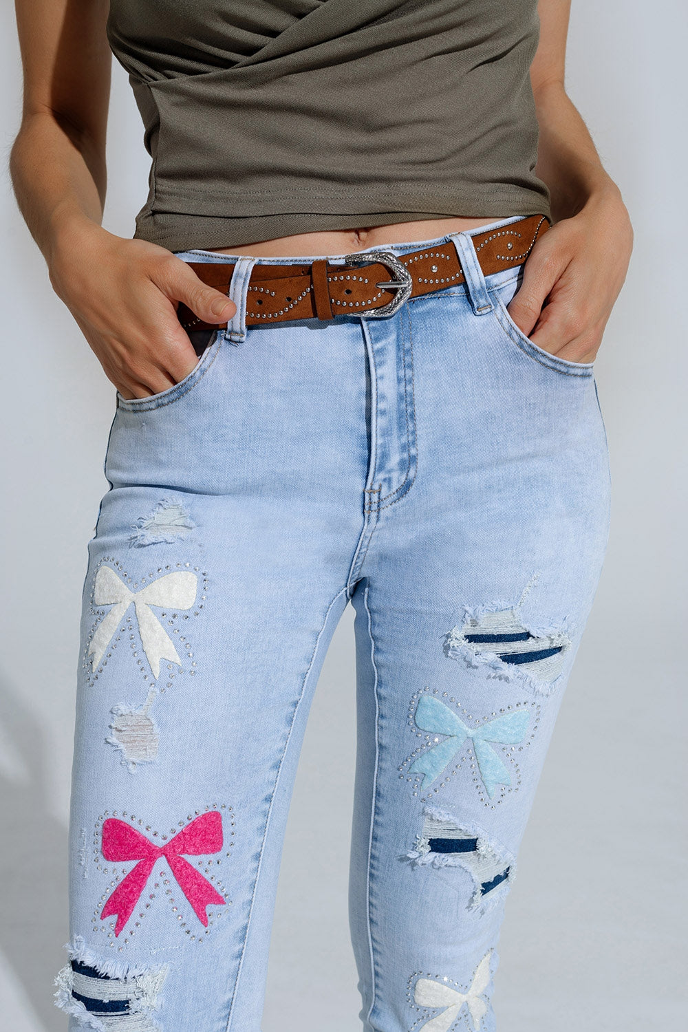 Vaqueros super ajustado azul claro con pajarita y rotos