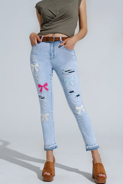 Vaqueros super ajustado azul claro con pajarita y rotos