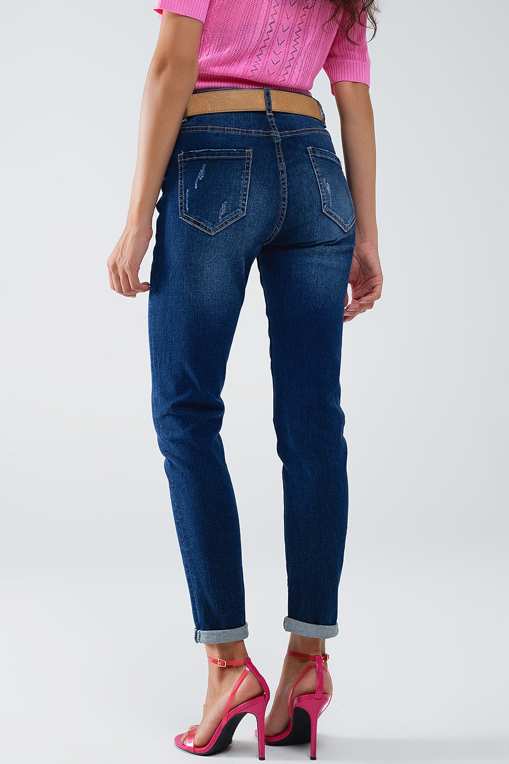 Vaqueros super ajustados desgastados en denim elástico con lavado oscuro