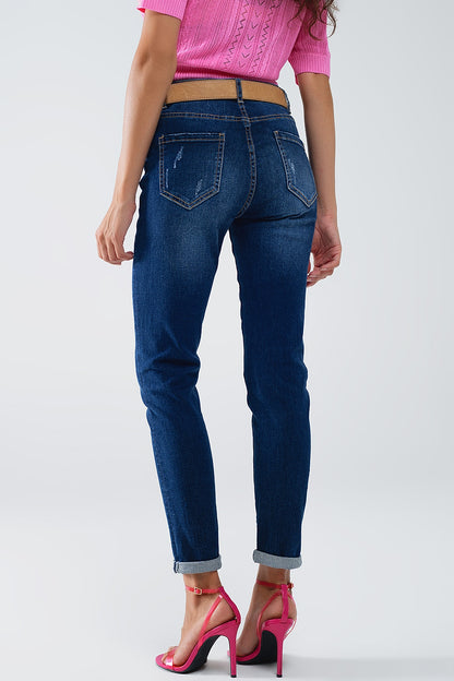 Vaqueros super ajustados desgastados en denim elástico con lavado oscuro