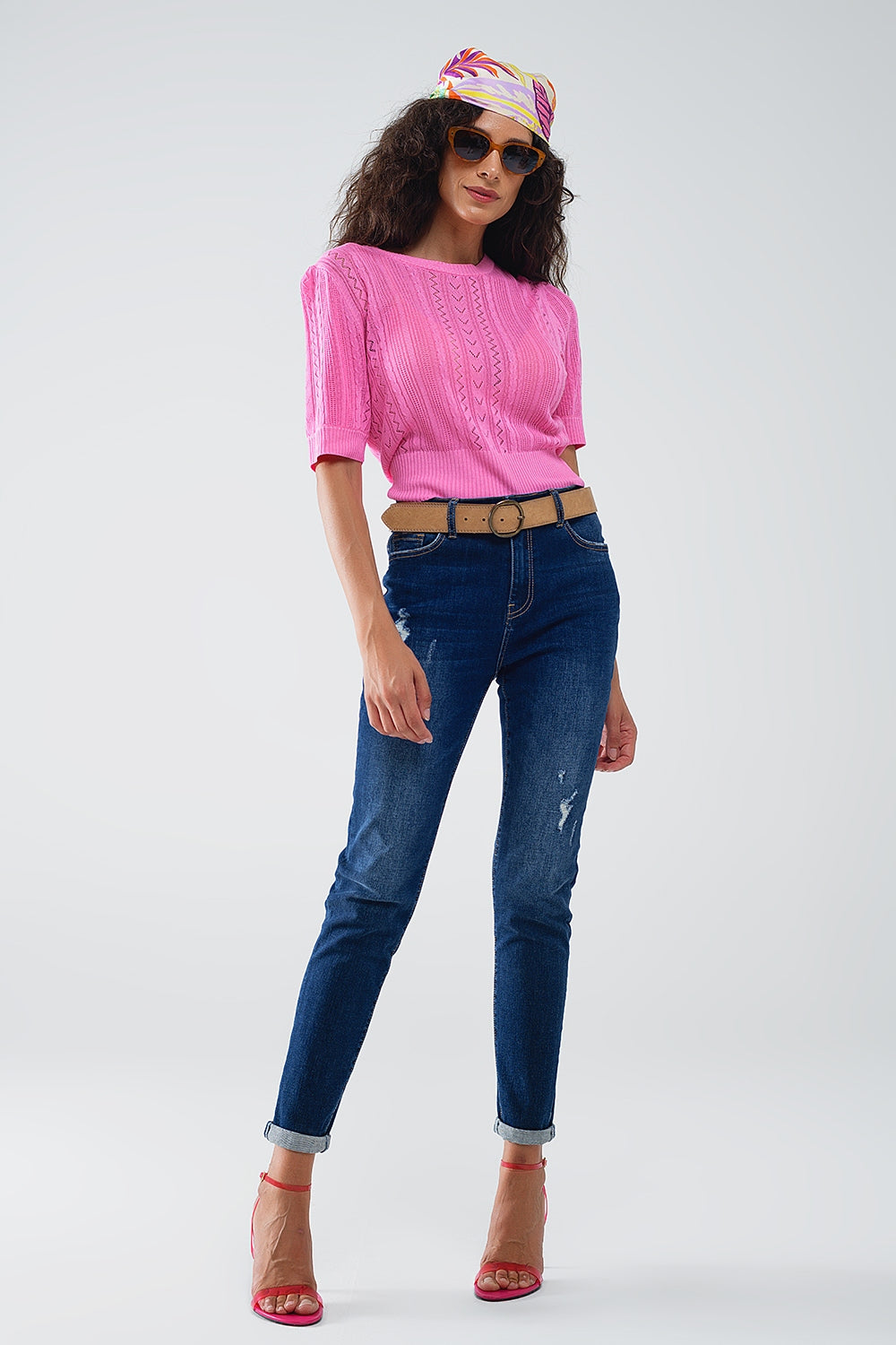 Vaqueros super ajustados desgastados en denim elástico con lavado oscuro