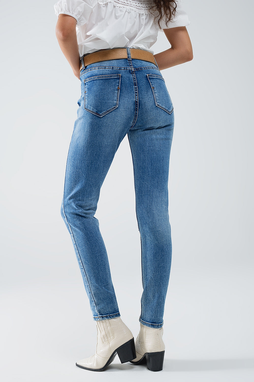 Vaqueros super ajustados en denim elástico con detalles desgastados