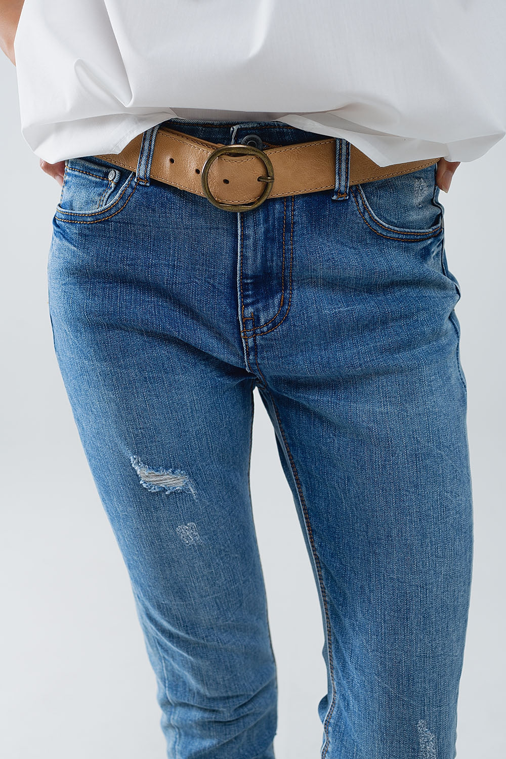 Vaqueros super ajustados en denim elástico con detalles desgastados