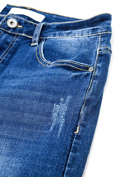 Vaqueros super skinny en lavado medio con rotos en los bajos