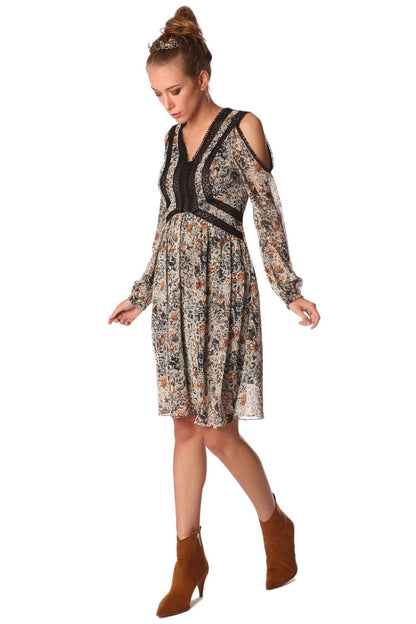 Vestido a media pierna con estampado floral azul y aplicaciones de croché