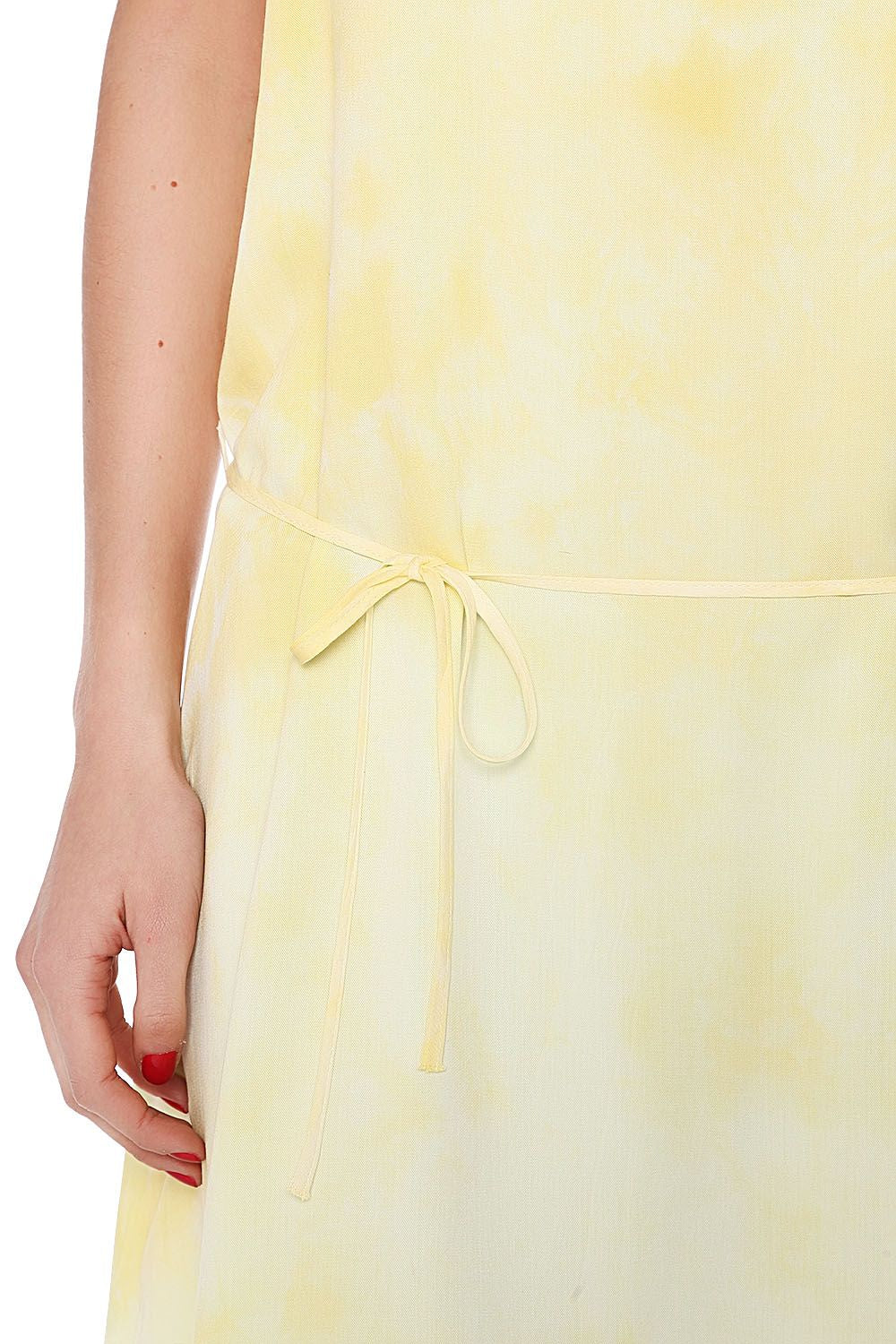 Vestido amarillo con espalda baja y tirantes finos