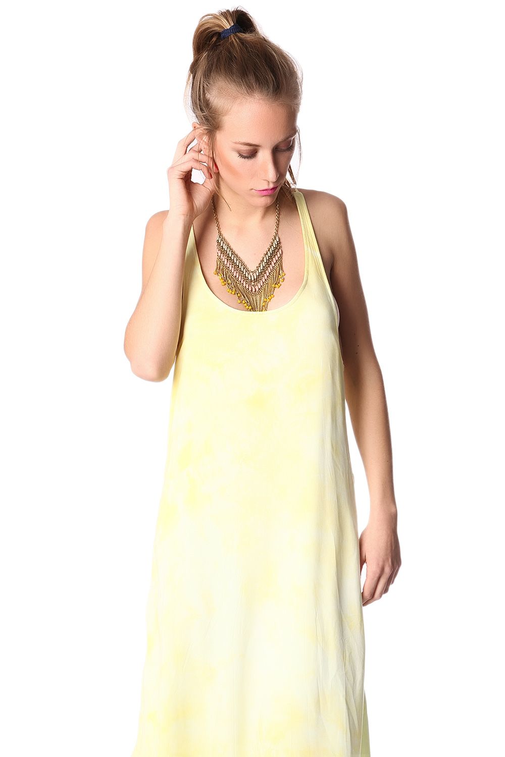 Vestido amarillo con espalda baja y tirantes finos