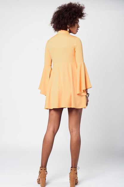 Vestido amarillo con manga volante y escotados