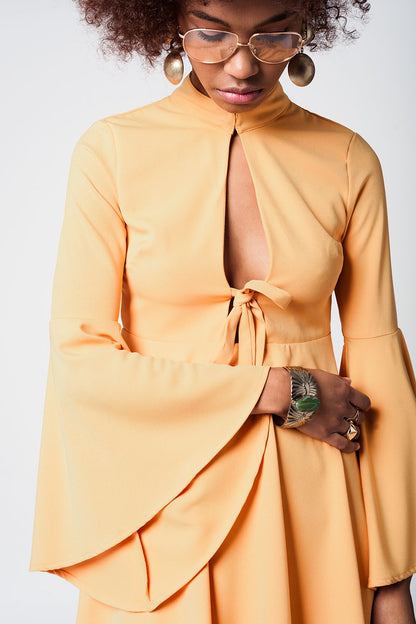 Vestido amarillo con manga volante y escotados
