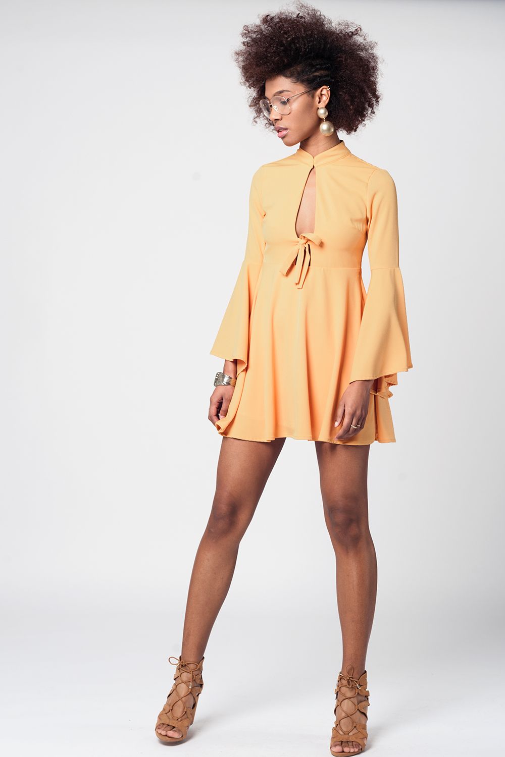 Vestido amarillo con manga volante y escotados