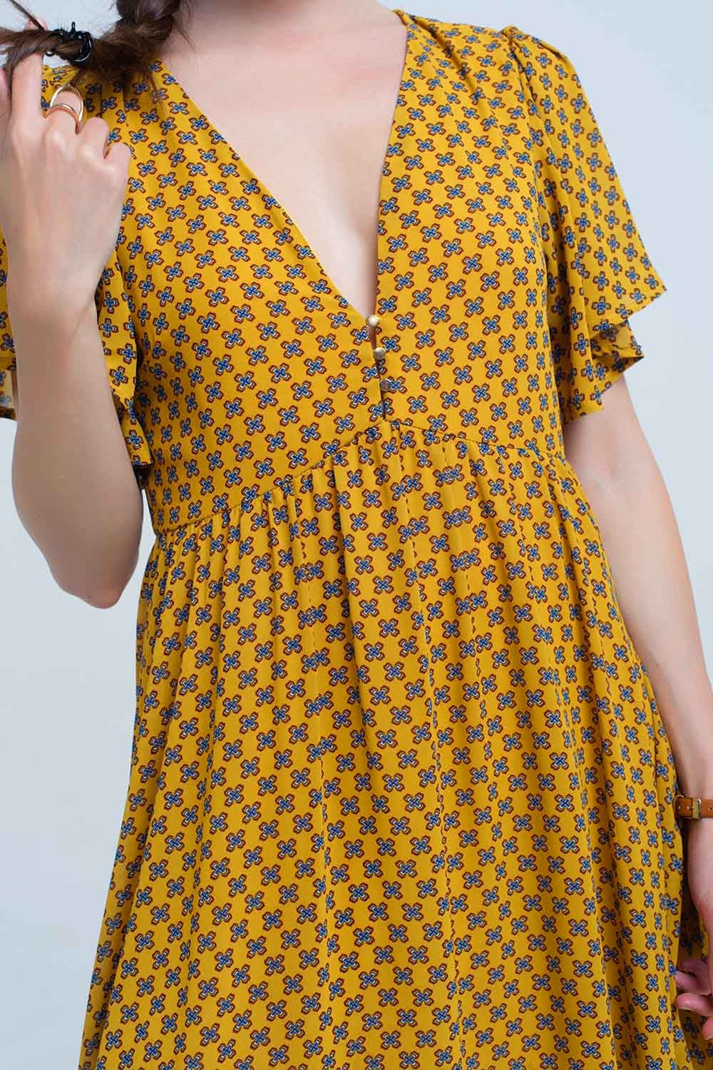 Vestido amarillo con vuelo y estampado geometrico