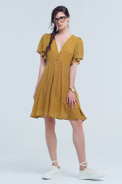 Vestido amarillo con vuelo y estampado geometrico