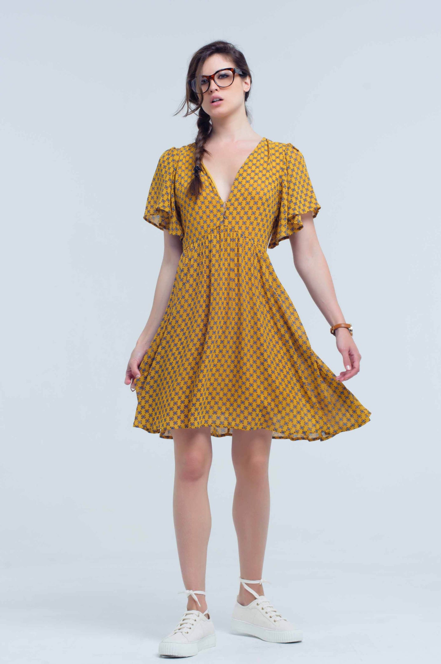 Vestido amarillo con vuelo y estampado geometrico