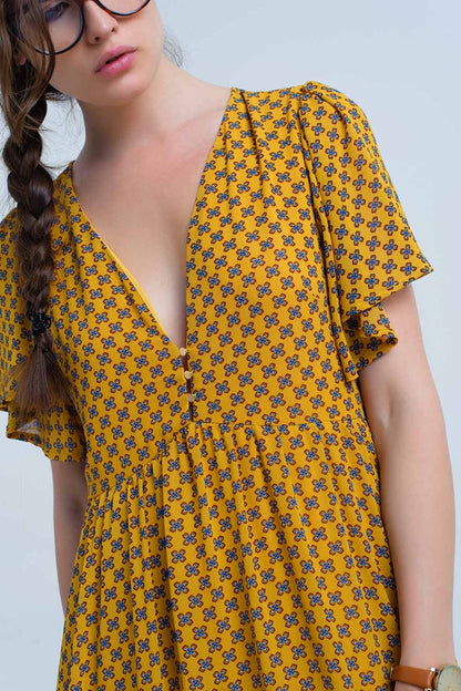 Vestido amarillo con vuelo y estampado geometrico