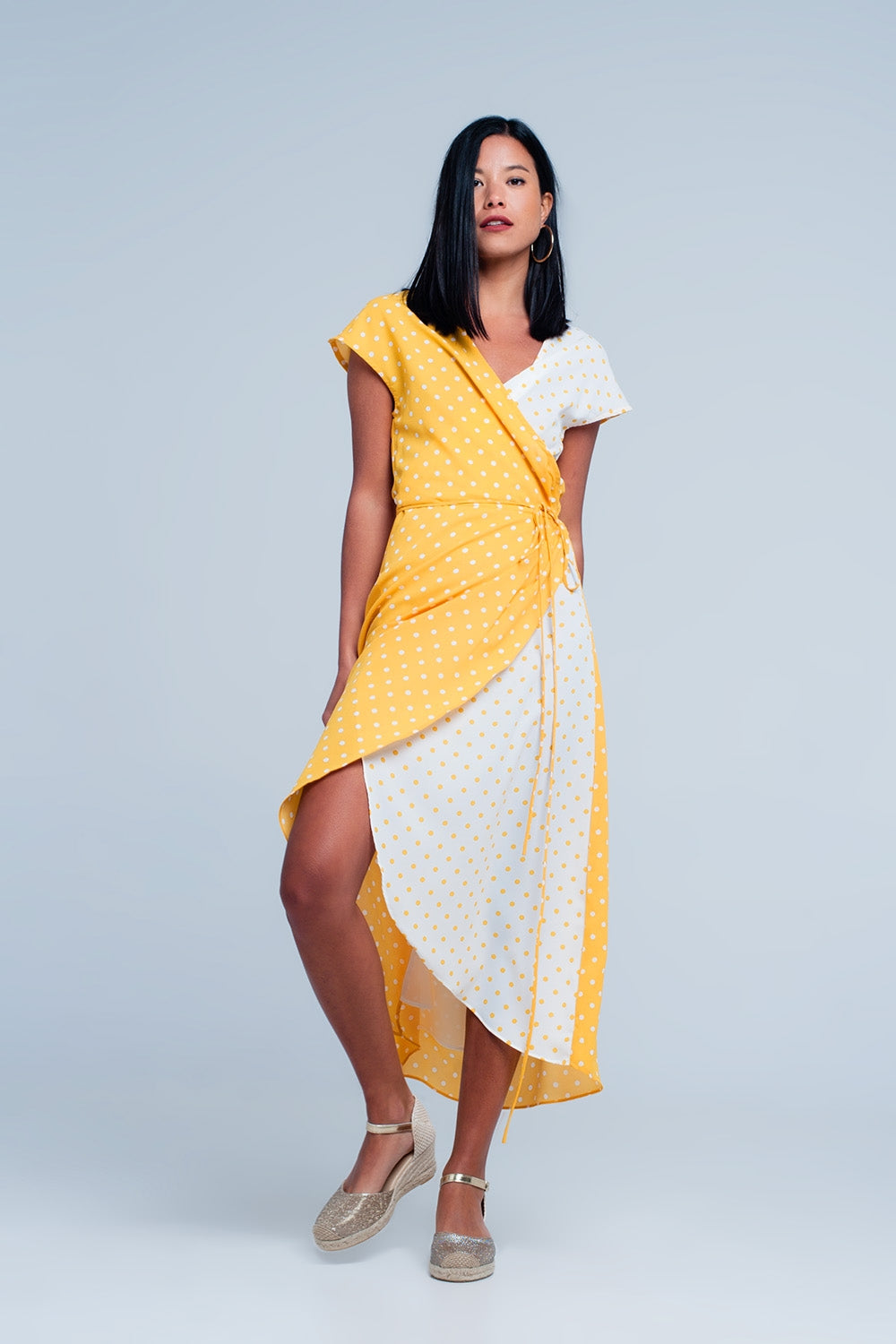 Q2 Vestido amarillo midi cruzado con estampado de mezcla de lunares