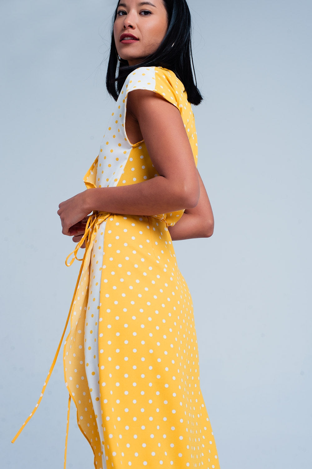 Vestido amarillo midi cruzado con estampado de mezcla de lunares