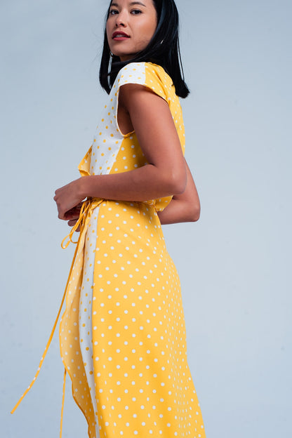 Vestido amarillo midi cruzado con estampado de mezcla de lunares