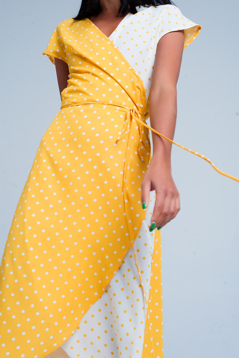 Vestido amarillo midi cruzado con estampado de mezcla de lunares