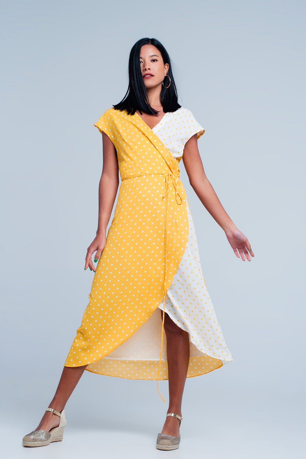 Vestido amarillo midi cruzado con estampado de mezcla de lunares