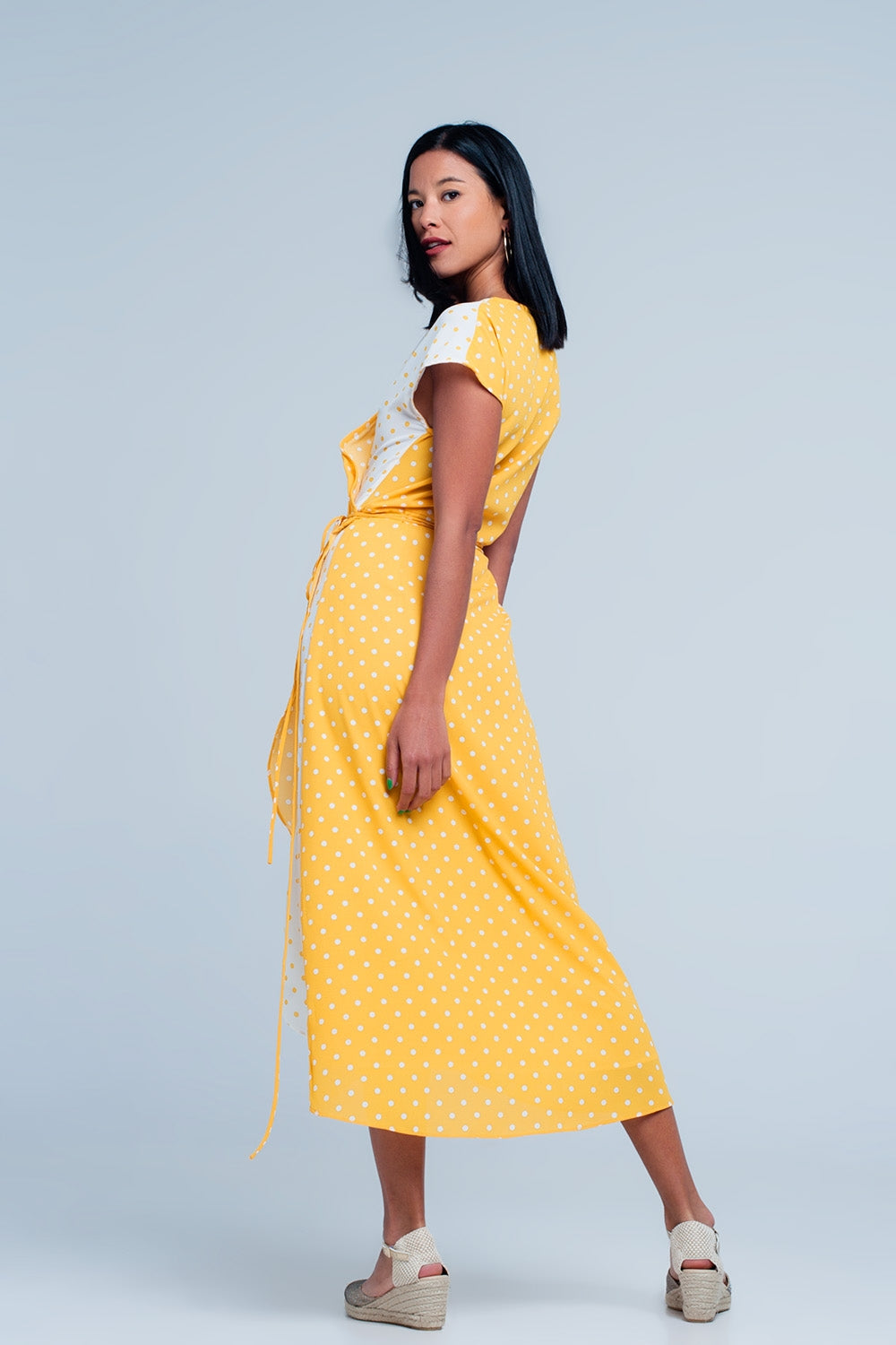 Vestido amarillo midi cruzado con estampado de mezcla de lunares