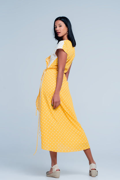 Vestido amarillo midi cruzado con estampado de mezcla de lunares