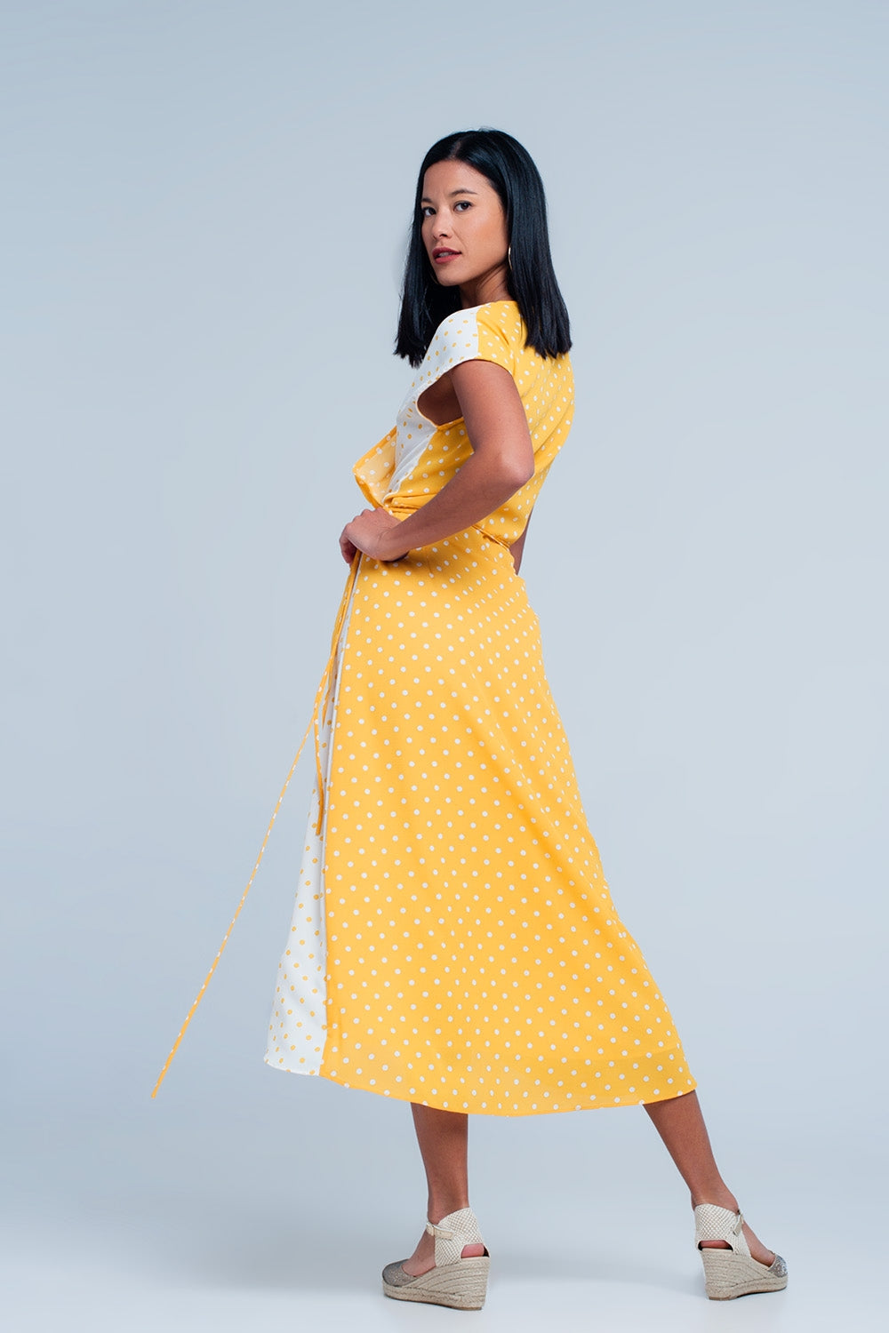 Vestido amarillo midi cruzado con estampado de mezcla de lunares