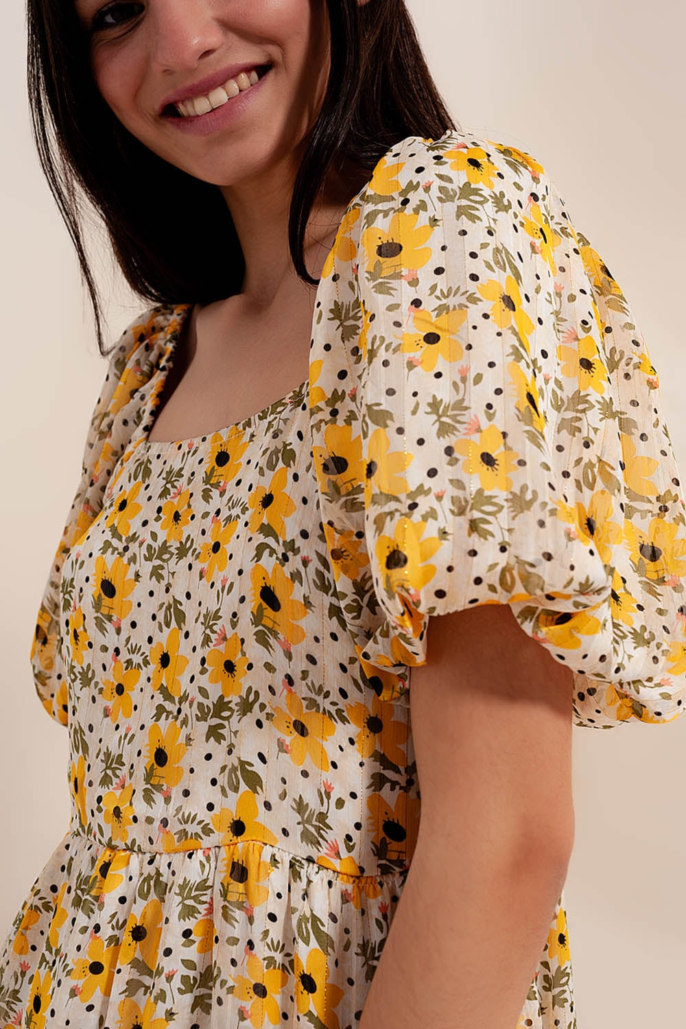 Vestido amplio amarillo con mangas abullonadas