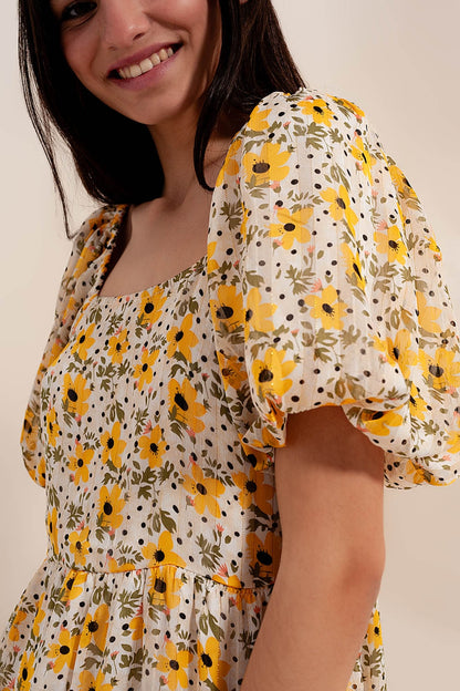 Vestido amplio amarillo con mangas abullonadas