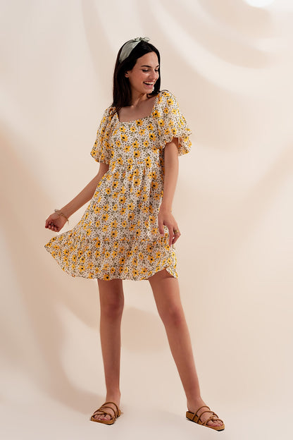Vestido amplio amarillo con mangas abullonadas