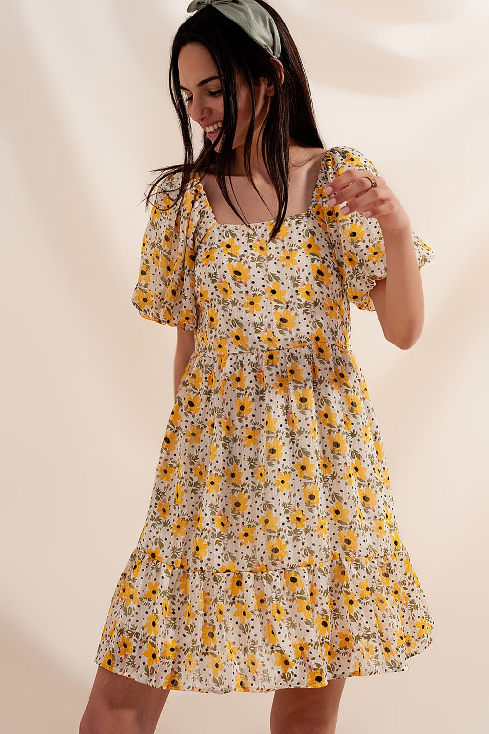 Vestido amplio amarillo con mangas abullonadas