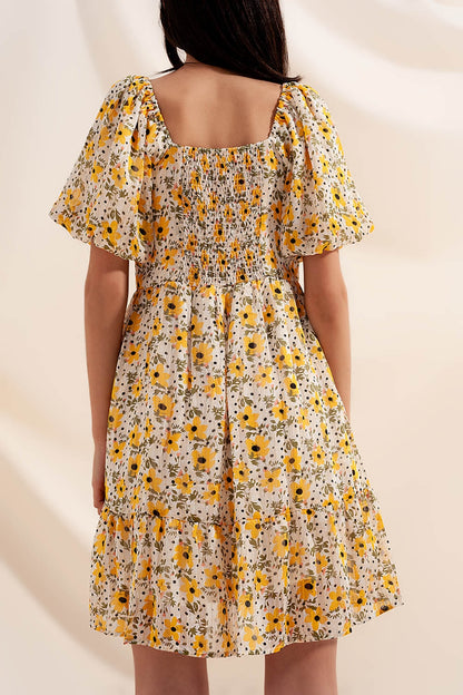 Vestido amplio amarillo con mangas abullonadas